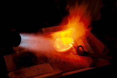 Seramik bir tencerede bütan gazıyla gümüşü eritmek