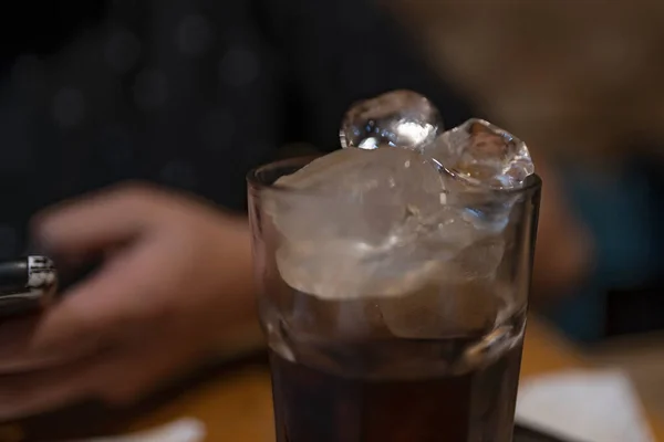 Buzlu bir bardak kola.