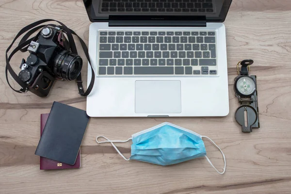 Camera Paspoorten Kompas Kaart Masker Een Houten Tafel Klaar Reizen — Stockfoto