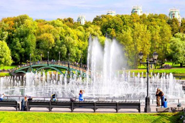 Moskova. Çeşme de yaz aylarında Tsaritsyn Park