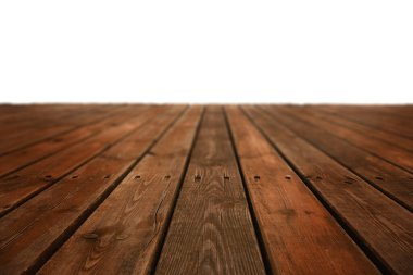 İyi tamamlanmış ahşap zemin beyaz bir arka plana doğru uzanıyor..