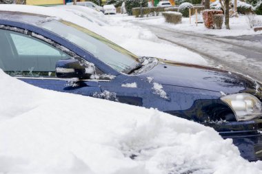 Araba, bir kış günü yerleşim bölgesinde karın altında gömülür..