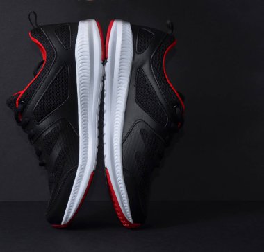 Siyah arka planda spor ayakkabıları