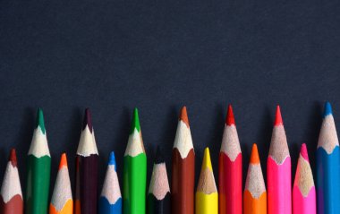 Siyah arkaplanda renkli kalemler