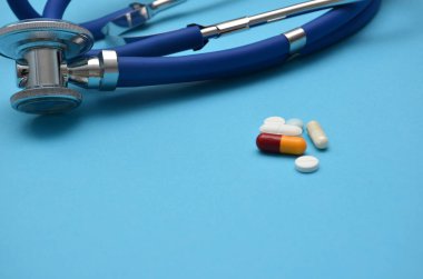 Mavi arka planda haplar ve steteskop