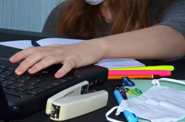 Kız siyah bir masada deftere yazıyor.. 