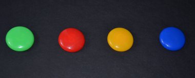 Siyah arkaplanda düğmeler.