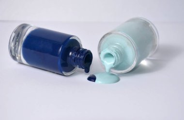 Mavi ve açık mavi oje.