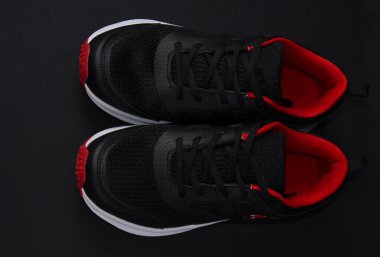 Siyah aksanlı siyah spor ayakkabılar..