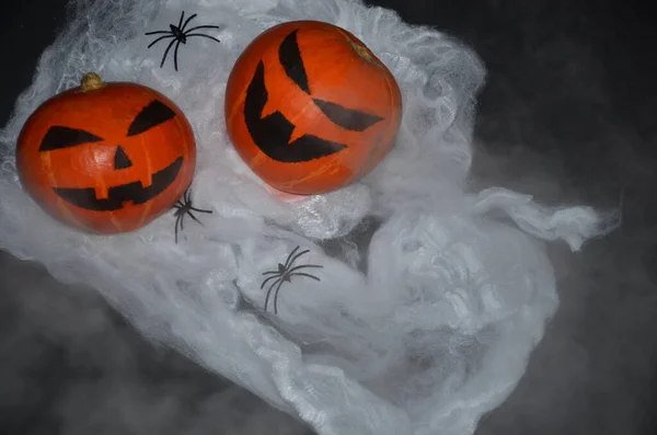 Pumpa Halloween Spindel Webb Rök Spindlar Svart Bakgrund — Stockfoto