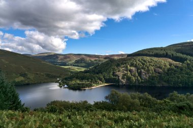 Tepelerle çevrili göl. Lough Dan Gölü, Wicklow Dağları, İrlanda çevresindeki dağların güzel manzarası