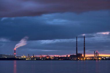 Dublin Atık Enerji (Covanta Santrali), Poolbeg CCGT ve Pigeon House Elektrik İstasyonu mavi saat boyunca Dun Laoghaire limanından görünür.