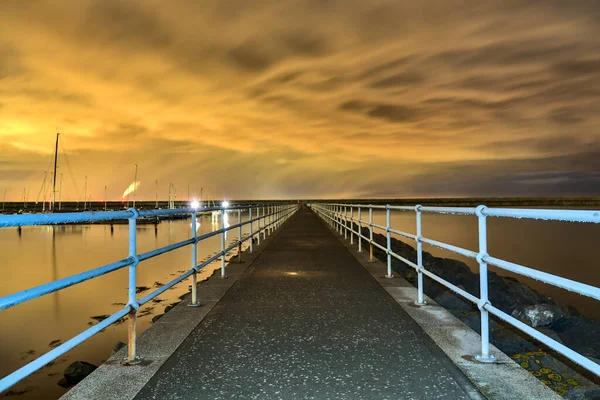 Dun Laoghaire Limanı Üzerinde Destansı Koyu Sarı Günbatımı Bulutları Lider — Stok fotoğraf