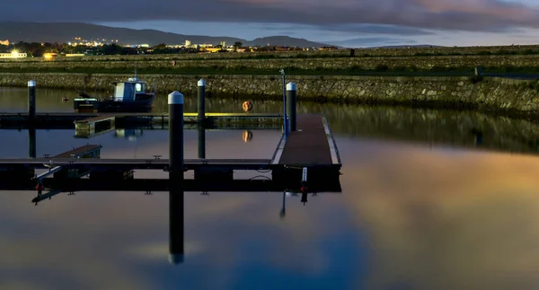 Westpier Des Hafens Von Dun Laoghaire Während Der Blauen Stunde — Stockfoto
