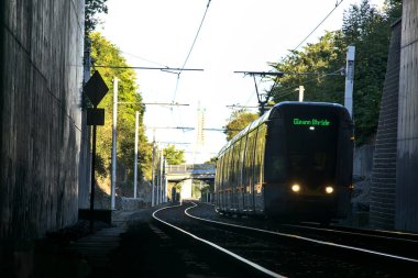Dublin, İrlanda - 27 Eylül 2020: Luas tramvayı Balally Luas 'a girerken sonbahar sabahı güzel bir manzara