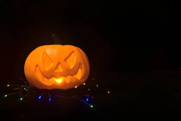 Straszna Żółta Dynia Halloween Świecącymi Ustami Światła Czarnym Tle Miejsca — Zdjęcie stockowe