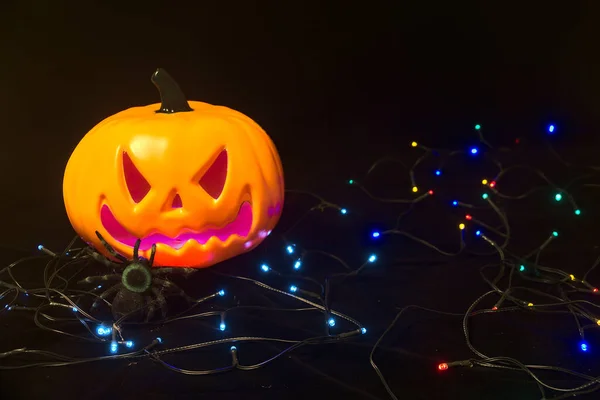 Läskigt Ljus Orange Halloween Pumpa Med Spindel Nära Munnen Ljus — Stockfoto