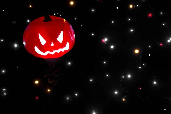Gruseliger Dunkelorangefarbener Halloween Kürbis Mit Spinne Mundnähe Lichtern Auf Schwarzem — Stockfoto