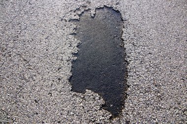 Hasarlı yol yüzeyi, üzerinde çukur