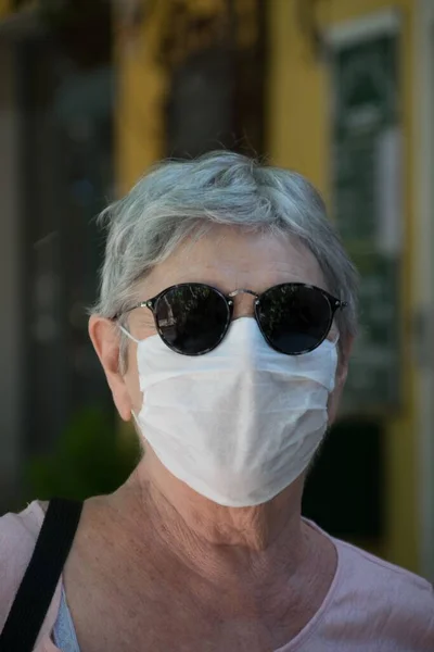 Senior Gefährdete Person Durch Eine Maske Geschützt — Stockfoto