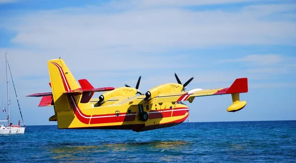 Canadair Bombardiere Acqua Che Riempie Suoi Bunker — Foto Stock