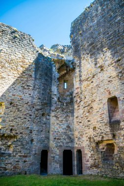 Necec, Aveyron 'daki oldukça ortaçağ köyü, şatosunun kalıntıları tarafından yönetiliyor. Occitanie, Fransa.