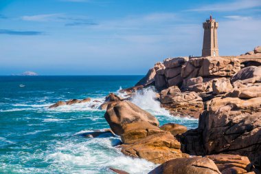 Fransa 'nın Brittany bölgesindeki Ctes-d' Armor 'daki Mean Ruz deniz feneriyle Ploumanac' h 'h' daki pembe granit sahil.