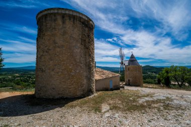 Saint-Saturnin-ls-Apt, Provence-Alpes-Cte-d 'Azur' daki Luberon 'daki ortaçağ tepe köyü..