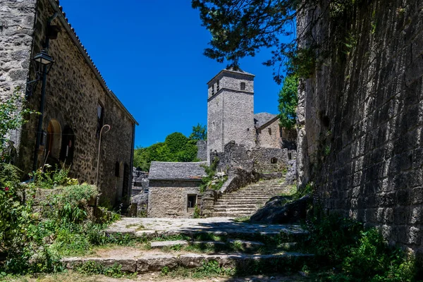 La Couvertoirade güzel ortaçağ köyü Aveyron 'da tünemişti..