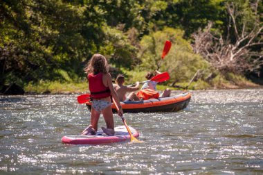 Millau bölgesindeki Aveyron 'daki Tarn nehrinde kano ve kürek..
