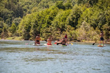 Millau bölgesindeki Aveyron 'daki Tarn nehrinde kano ve kürek..