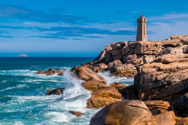 Fransa 'nın Brittany bölgesindeki Ctes-d' Armor 'daki Mean Ruz deniz feneriyle Ploumanac' h 'h' daki pembe granit sahil..