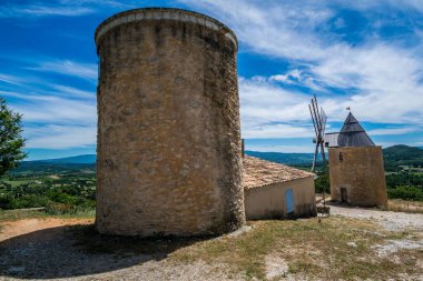 Saint-Saturnin-ls-Apt, Provence-Alpes-Cte-d 'Azur' daki Luberon 'daki ortaçağ tepe köyü..