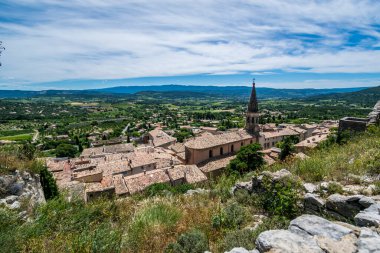 Saint-Saturnin-ls-Apt, Provence-Alpes-Cte-d 'Azur' daki Luberon 'daki ortaçağ tepe köyü..