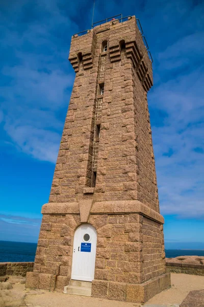 Fransa 'nın Brittany bölgesindeki Ctes-d' Armor 'daki Mean Ruz deniz feneriyle Ploumanac' h 'h' daki pembe granit sahil..