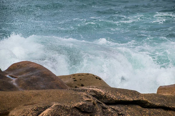 Fransa 'nın Brittany bölgesindeki Ctes-d' Armor 'daki Mean Ruz deniz feneriyle Ploumanac' h 'h' daki pembe granit sahil..