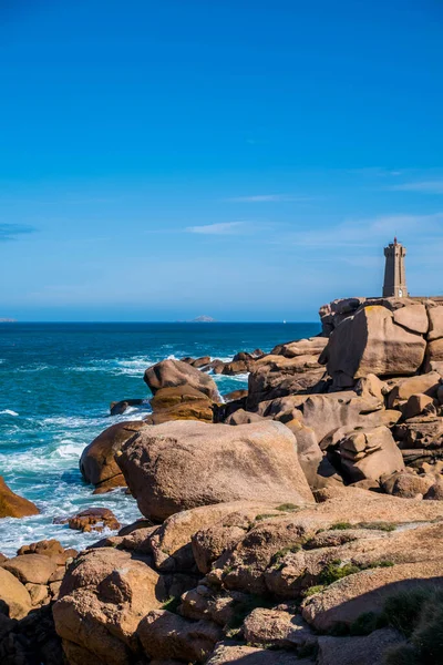 Fransa 'nın Brittany bölgesindeki Ctes-d' Armor 'daki Mean Ruz deniz feneriyle Ploumanac' h 'h' daki pembe granit sahil..