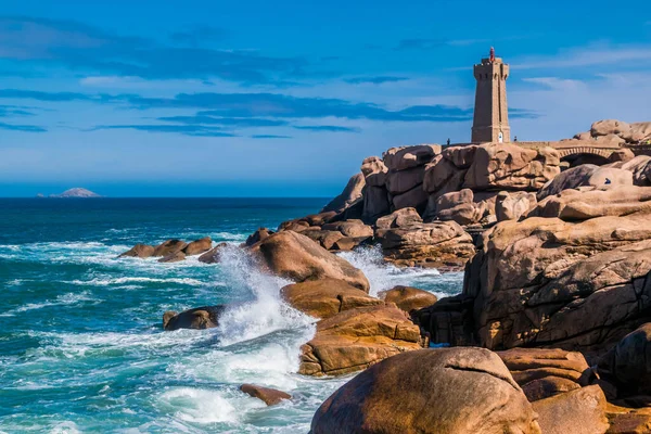 Fransa 'nın Brittany bölgesindeki Ctes-d' Armor 'daki Mean Ruz deniz feneriyle Ploumanac' h 'h' daki pembe granit sahil..