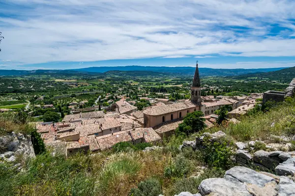 Saint-Saturnin-ls-Apt, Provence-Alpes-Cte-d 'Azur' daki Luberon 'daki ortaçağ tepe köyü..