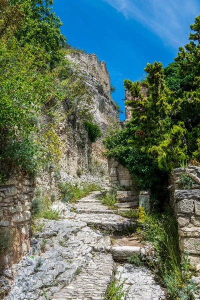 Saint-Saturnin-ls-Apt, Provence-Alpes-Cte-d 'Azur' daki Luberon 'daki ortaçağ tepe köyü..