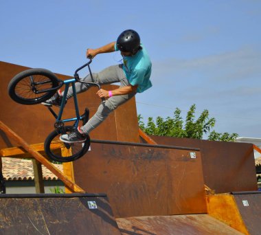 Fransa 'nın Var kentindeki Frjus' taki Roc-d 'Azur' da BMX yarışması.