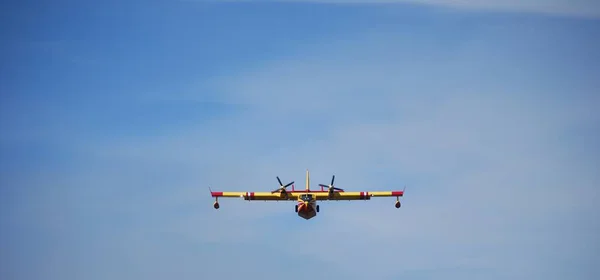 Canadair Viene Riempire Suoi Bunker Combattere Incendio Boschivo Corsica — Foto Stock