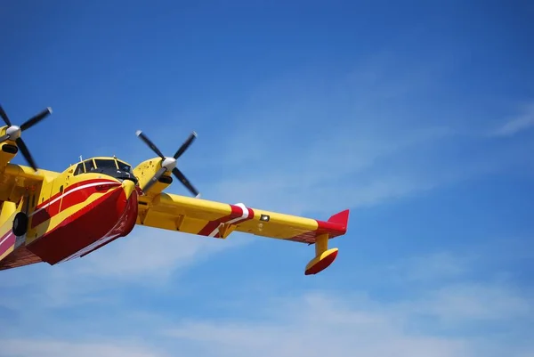 Canadair Viene Riempire Suoi Bunker Combattere Incendio Boschivo Corsica — Foto Stock