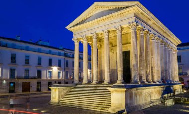 Gece Nimes 'te Maison Carre, Gard, Fransa.