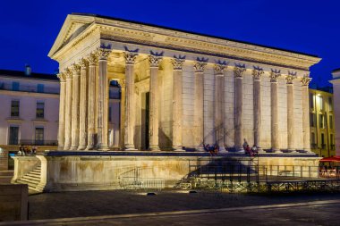 Gece Nimes 'te Maison Carre, Gard, Fransa.