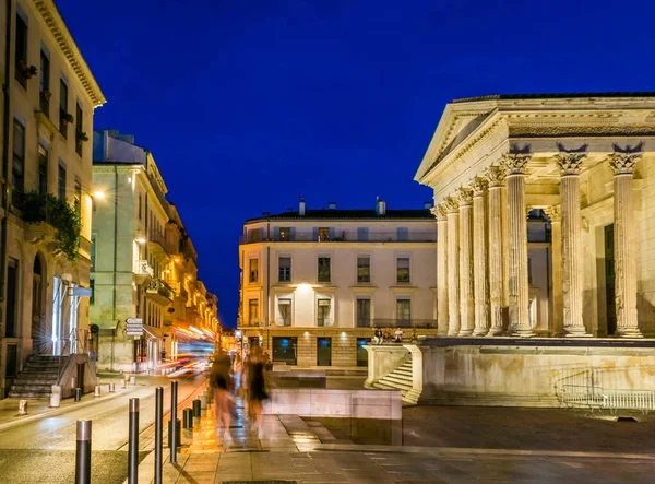 Gece Nimes 'te Maison Carre, Gard, Fransa.
