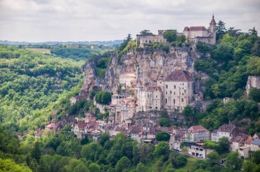 Rocamadour, Fransa 'nın Occitanie şehrinde kayalara ve kutsal mekanlara tutunan köy..
