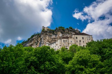 Rocamadour, Fransa 'nın Occitanie şehrinde kayalara ve kutsal mekanlara tutunan köy..