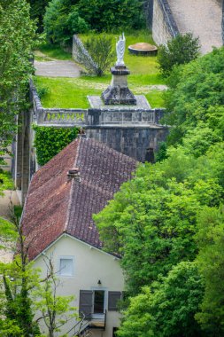 Rocamadour, Fransa 'nın Occitanie şehrinde kayalara ve kutsal mekanlara tutunan köy..