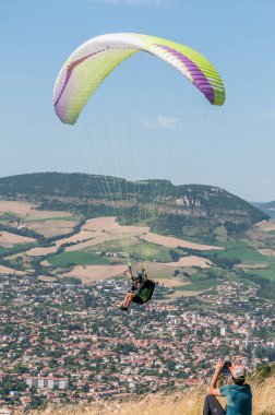 Millau viyadük üzerinde Aveyron gökyüzünde paraglider.
